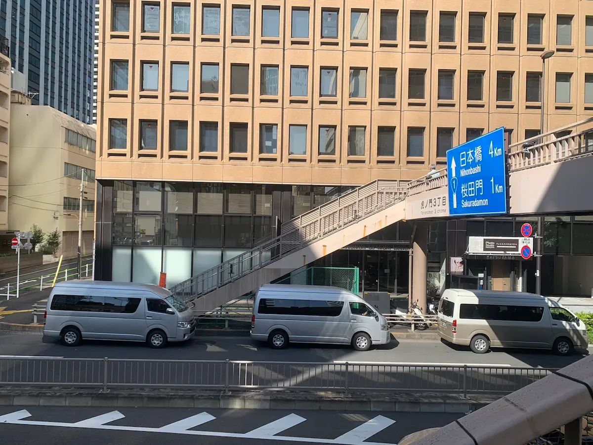 東京の企業を訪問する台湾の視察団を乗せたジャンボタクシー