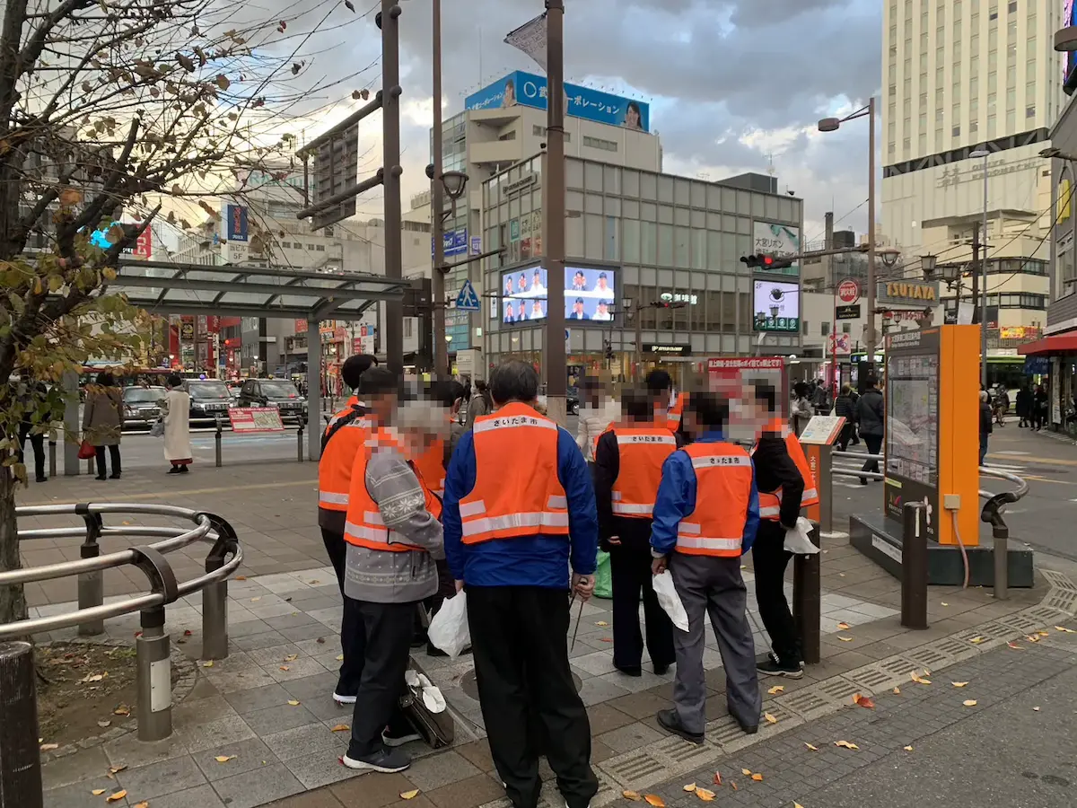 ジャンボタクシー・ワゴンタクシー運行会社が大宮南銀座地区で実施する清掃活動の様子