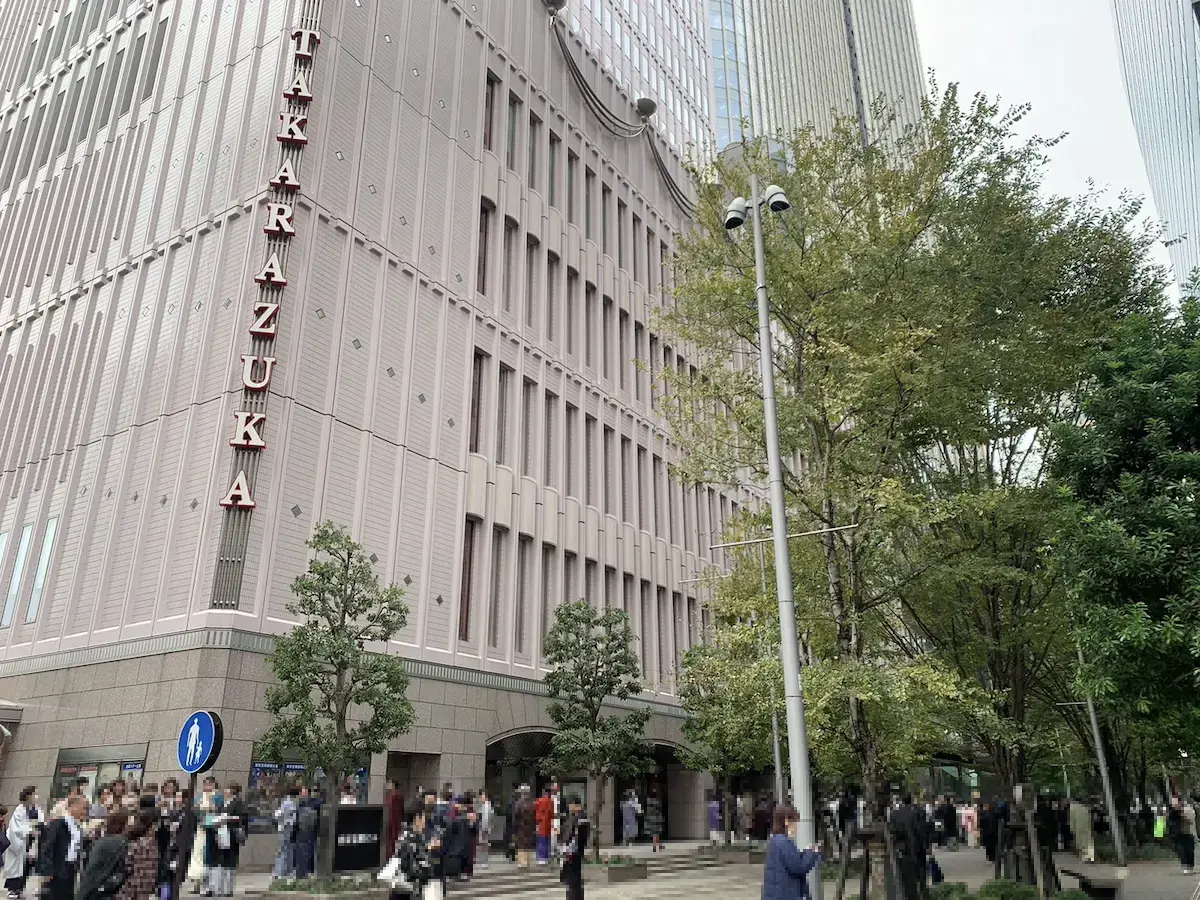 「宝塚観劇の送迎に利用されたジャンボタクシー」