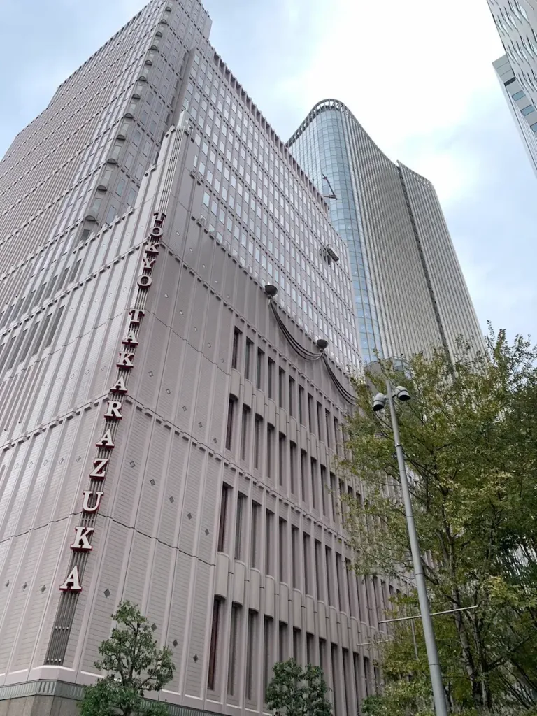 Tokyo Takarazuka Theatre 2 | Jumbo taxis and wagons for five or more passengers from Tokyo and Saitama to all parts of Japan and airports.