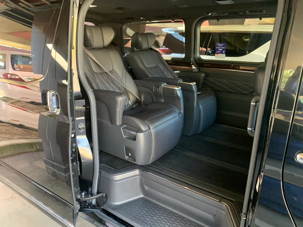 トヨタ グランエース ワゴンタクシー 大開口スライドドア 広い乗降口 高級内装