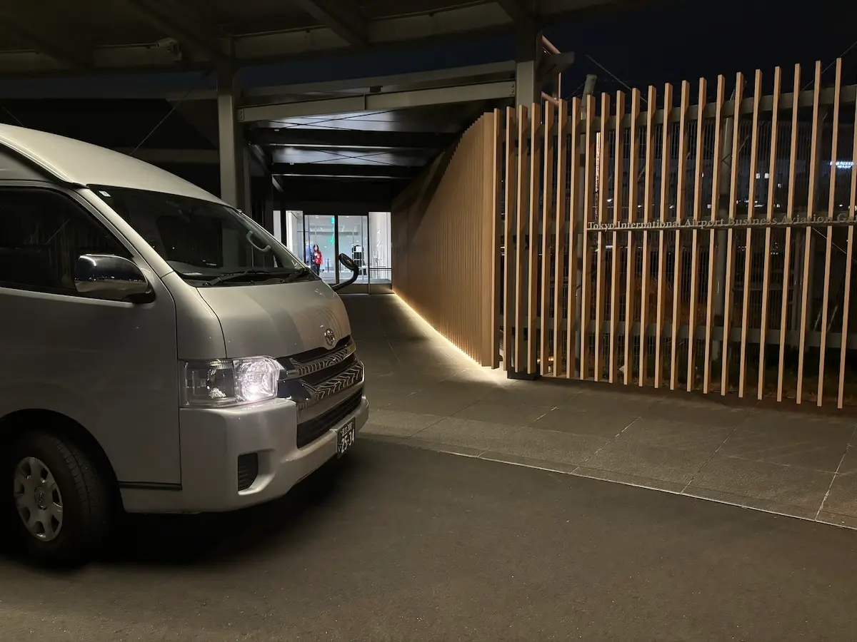 大型計程車在羽田機場商務機閘口迎接貴賓。