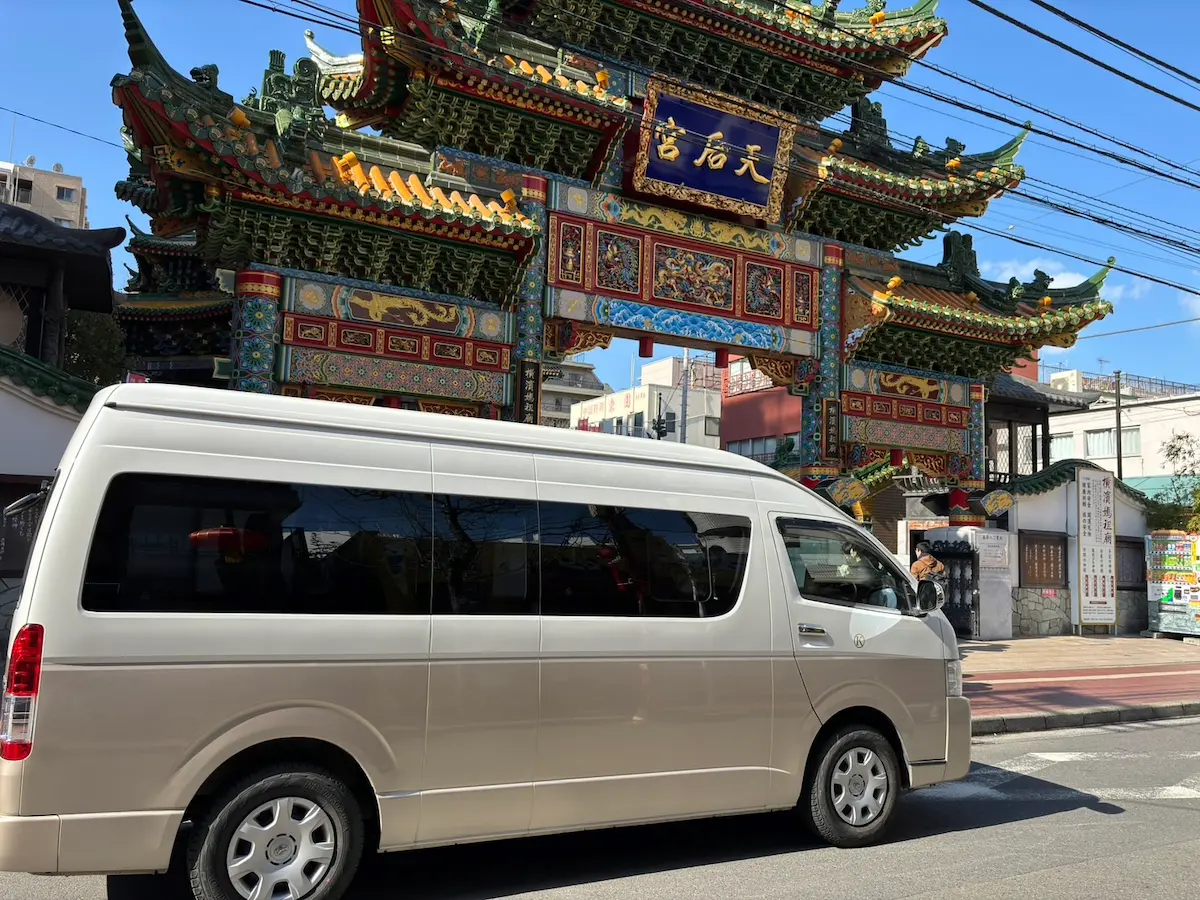 前往横滨唐人街和红砖仓库的巨型出租车。