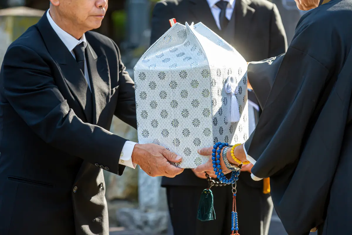 納骨式へ向かうジャンボタクシーとご遺族