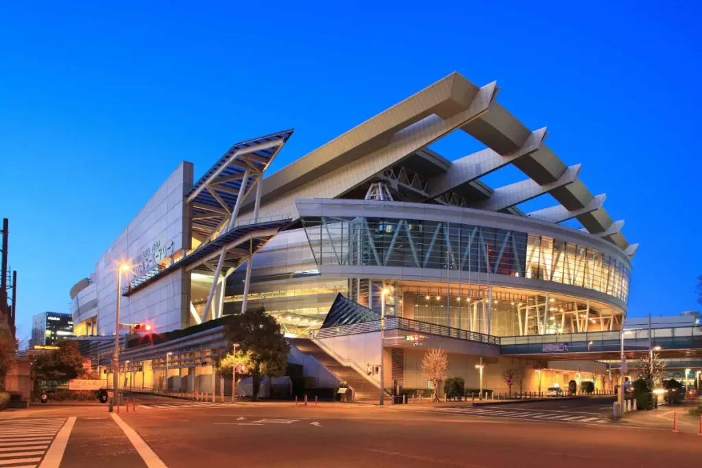 さいたまスーパーアリーナ前に停車するジャンボタクシー