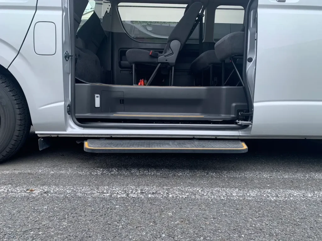 kaigo7 | JumboTaxi.com 支援長者安全舒適的旅遊觀光。該公司為銀髮車及輪椅人士提供方便長者的服務，並由持有護理員、護理員初級訓練證書（家務助理員 2 級的繼承資格）及到訪護理員 2 級等護理員資格的司機提供輕微協助。