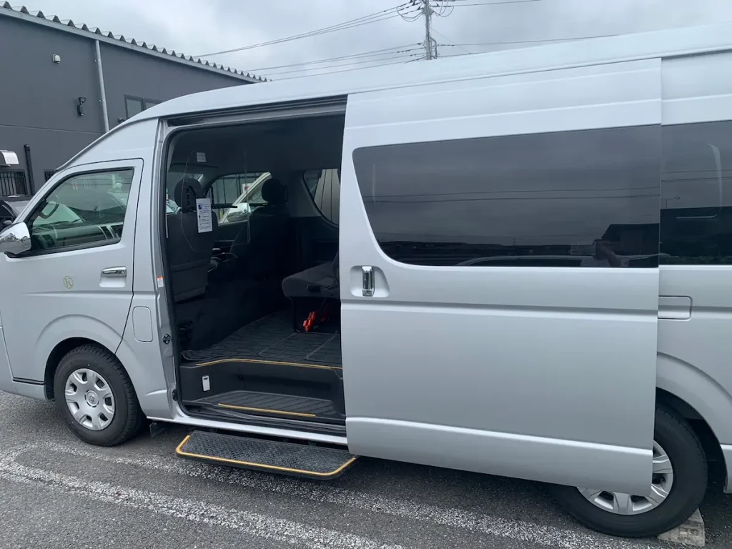 kaigo8 | jumbo-taxi.com 支援長者安全舒適的旅遊觀光。該公司為銀髮車及輪椅人士提供方便長者的服務，並由持有護理員、護理員初級訓練證書（家務助理員 2 級的後繼資格）及到訪護理員 2 級等護理員資格的司機提供輕微協助。