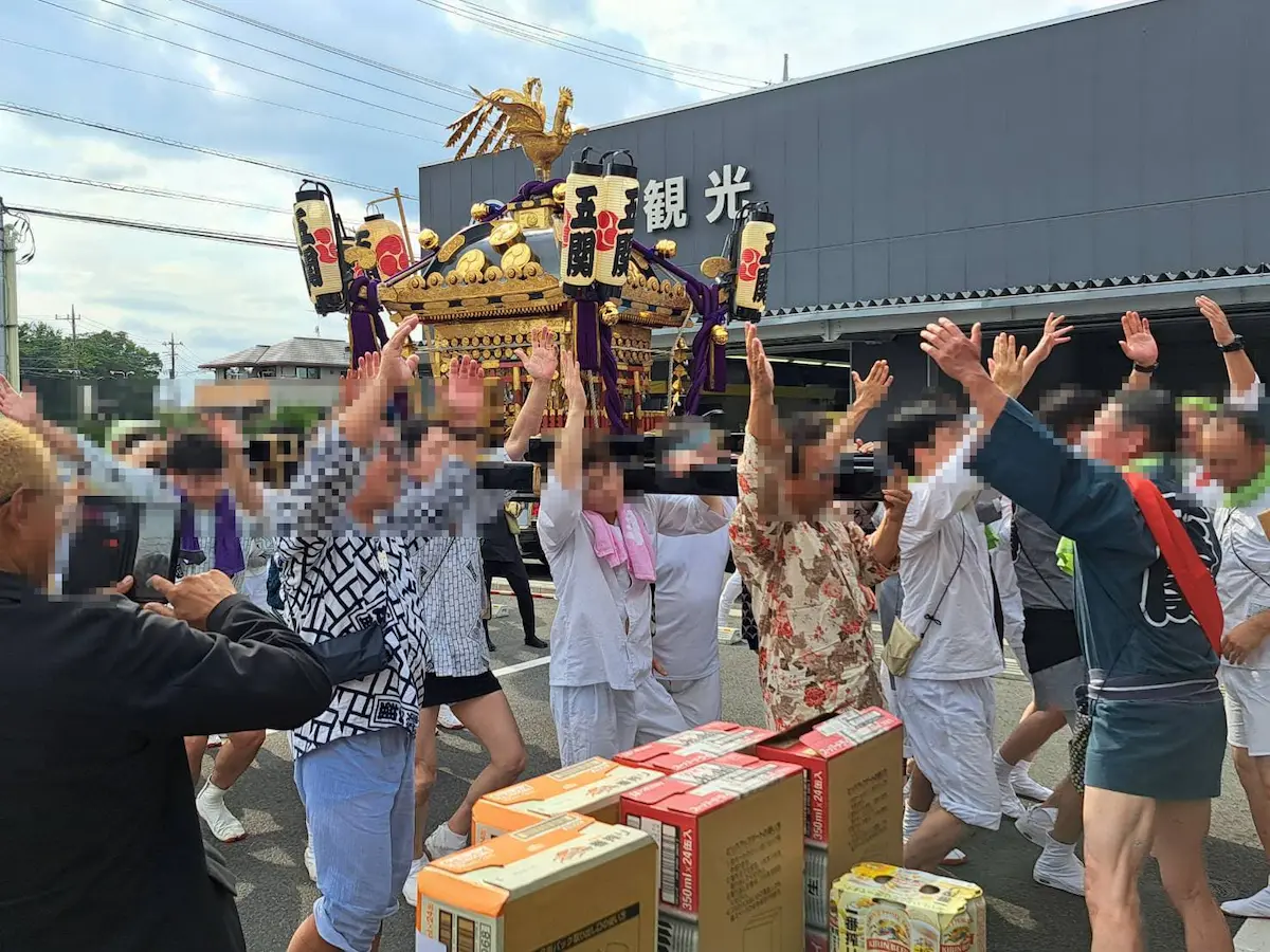 八雲祭と白鍬夏祭りで御神輿の休憩所を提供するジャンボタクシー