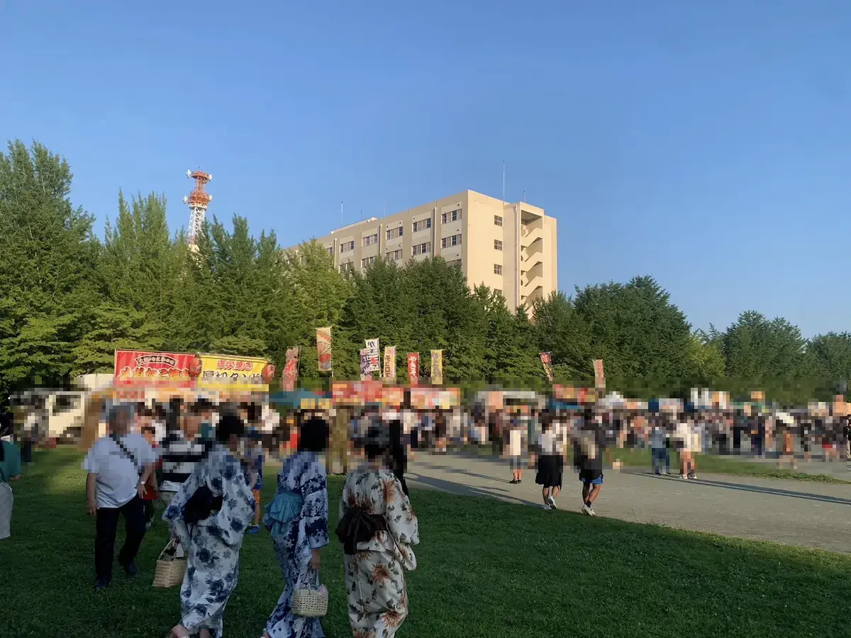 오미야 주둔지 여름 축제에 오가는 데 사용되는 점보 택시
