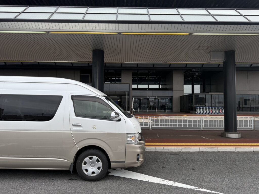浦和区から成田空港第2ターミナルへ向かうジャンボタクシーと飛行機のイメージ