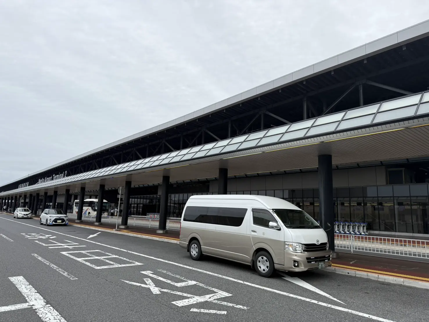 从浦和区到成田机场 2 号航站楼的巨型出租车和飞机的图像。