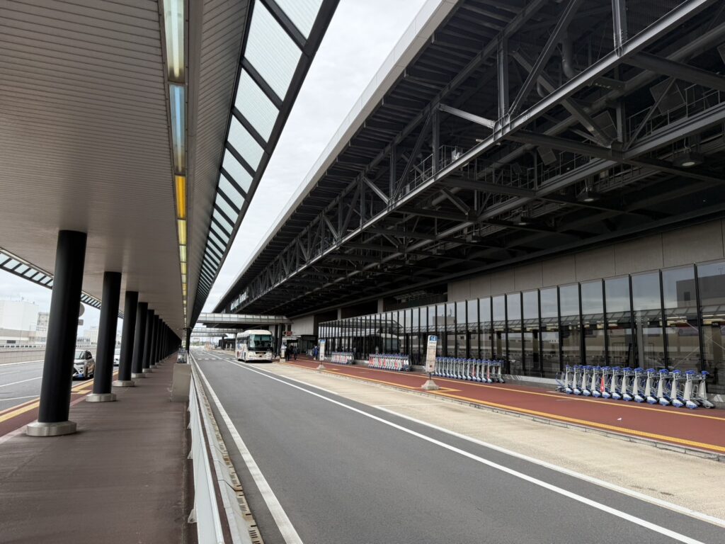 Image of jumbo taxi and plane from Urawa Ward to Narita Airport Terminal 2.