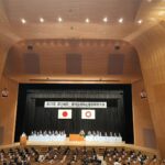 第35回暴力追放・薬物乱用防止埼玉県民大会の会場ステージ全景。壇上には日の丸と埼玉県章が掲げられ、来賓が整列している様子。