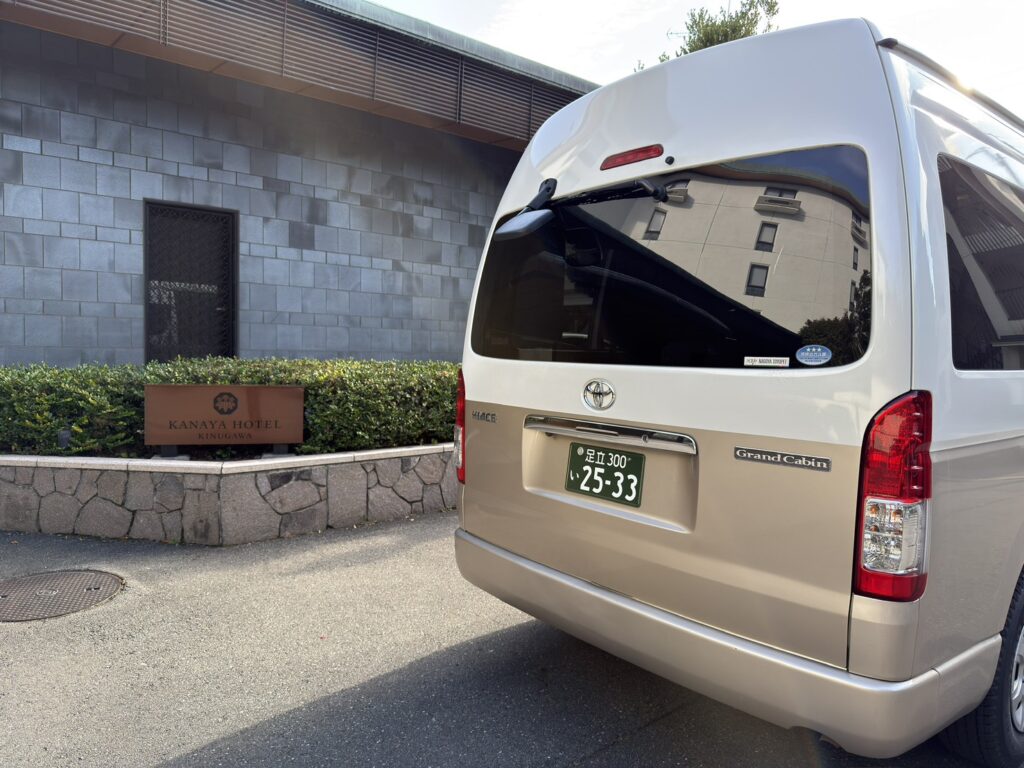 光金谷ホテル前に停車しているジャンボタクシー（ハイエース・グランドキャビン）。観光送迎中の様子。