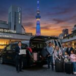 東京スカイツリーへジャンボタクシーで到着するシンガポール人家族グループ