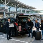 羽田空港でAirbnb民泊ゲストのスーツケースを積み込むジャンボタクシー