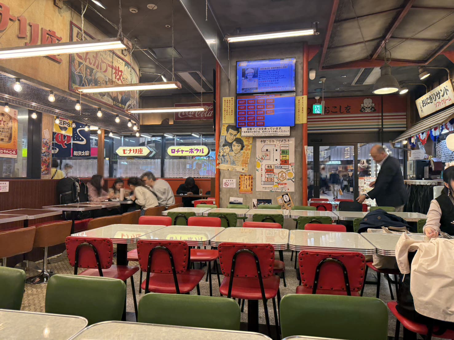 Oomiya Yokocho Interior（大宫横丁内部装修）--美食广场，摆放着昭和时代的红绿复古椅子。