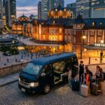 東京駅前でグループ客を乗せるジャンボタクシー — 新幹線乗り継ぎ送迎サービス