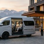 三井ガーデンホテル正面に停車するジャンボタクシーと遠方の雪山