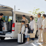 獲得國土交通大臣許可的巨型計程車司機,面帶微笑迎接乘客的模樣