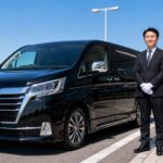 緑ナンバーの安全なジャンボタクシーと点呼を行う運行管理者のイメージ