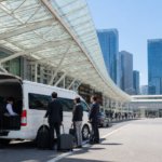 東京駅八重洲口のグランルーフ前に停車するジャンボタクシー