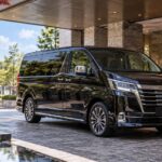 ホテル玄関前で来賓を迎える黒のトヨタ・グランエース貸切車(接待・VIP送迎)