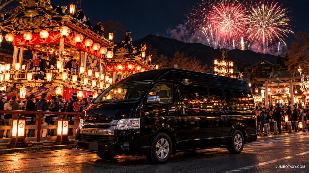 秩父夜祭グループ移動の貸切タクシー。山車の灯りを背景に停まるハイエース スーパーロング