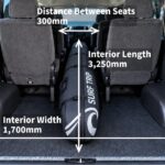 後部座席を倒したハイエースの車内へ約3mのロングボードを積み込む貸切タクシー