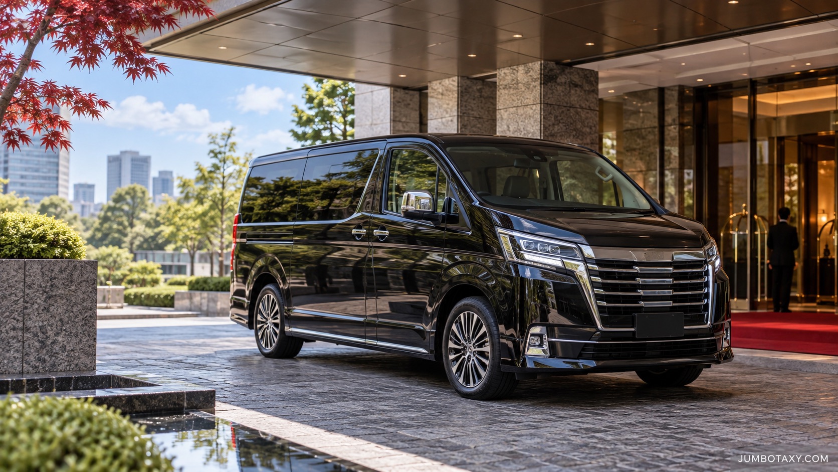 ホテル玄関前で来賓を迎える黒のトヨタ・グランエース貸切車（接待・VIP送迎）