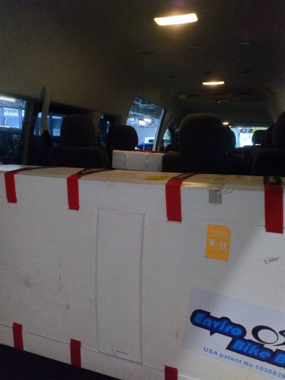 ジャンボタクシー（ハイエース）の荷室に積み込んだロードバイク