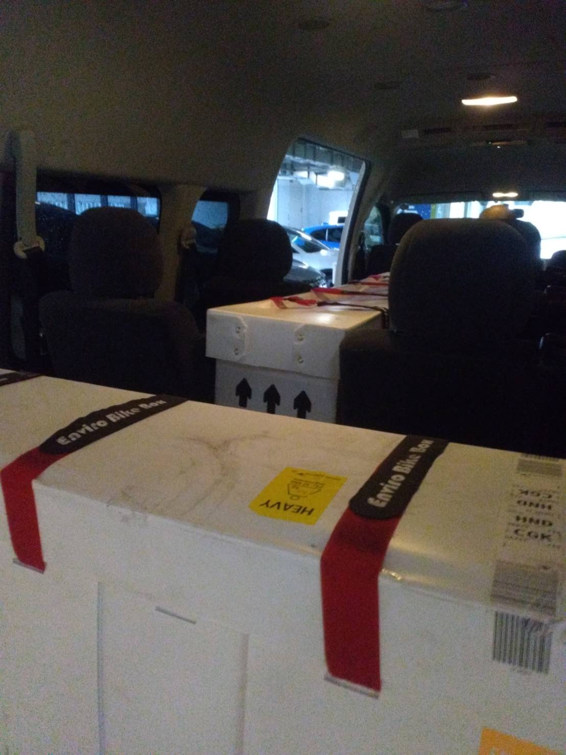 自転車と荷物をまとめて積めるハイエースの広い荷室