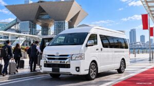 展示会の法人送迎に使われる大型ワゴンタクシーと展示場の外観