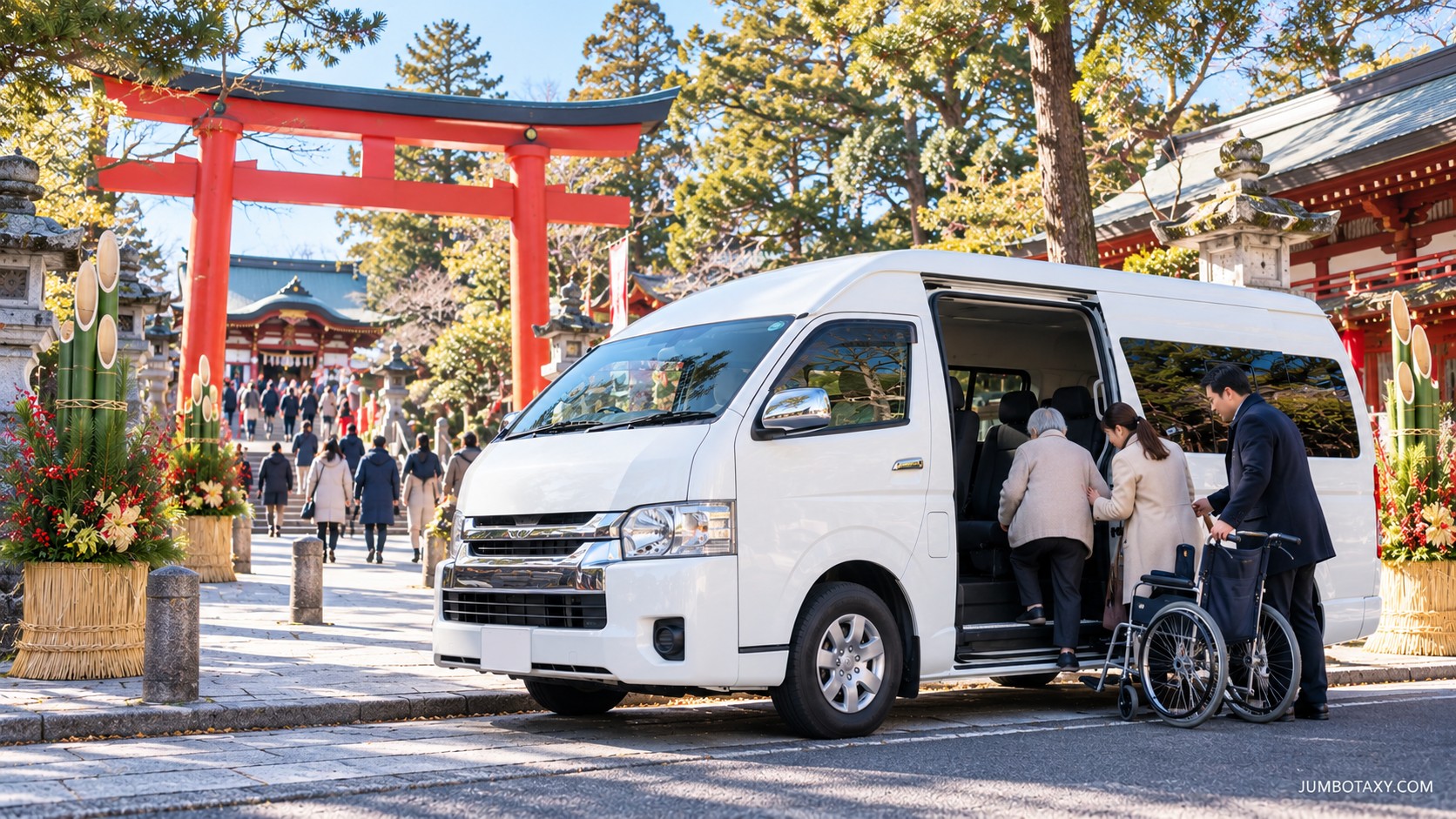 初詣で神社の近くに横付けし車椅子の家族を迎える貸切ジャンボタクシー(トヨタ・ハイエース ワイド)