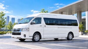 ジャンボタクシーとは何かが分かる、最大9名乗車の大型タクシー（トヨタ・ハイエース ワイド）の外観