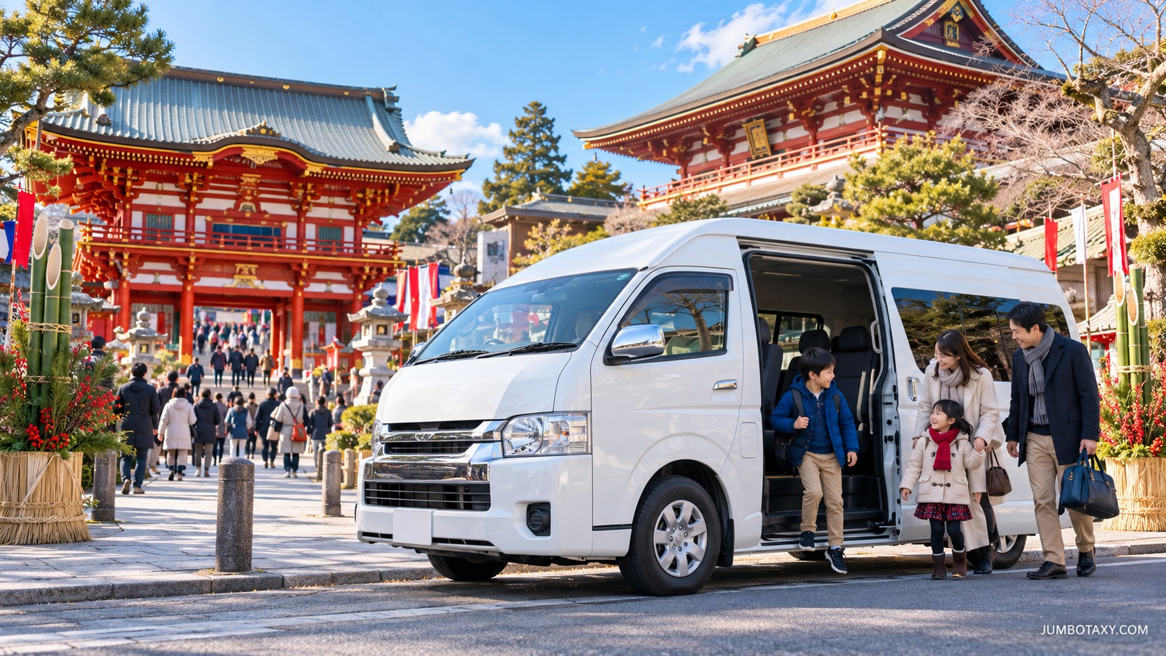 初詣で成田山新勝寺の総門前に停まる白い貸切ジャンボタクシー(トヨタ・ハイエース ワイド)