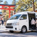 初詣で神社の近くに横付けし車椅子の家族を迎える貸切ジャンボタクシー（トヨタ・ハイエース ワイド）