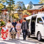 新春の七福神めぐりで社寺の近くに停まる白い貸切ジャンボタクシー（トヨタ・ハイエース ワイド）
