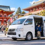 初詣で成田山新勝寺の総門前に停まる白い貸切ジャンボタクシー（トヨタ・ハイエース ワイド）